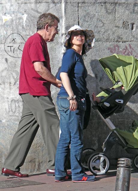 Imagen - Sánchez Dragó y su mujer, Naoko, paseando a su bebé.