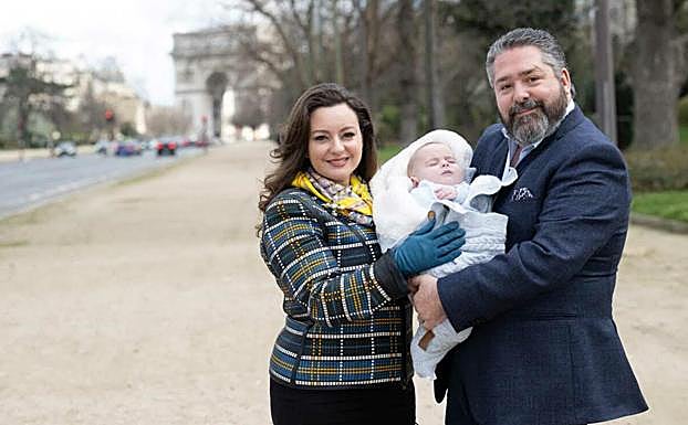 Jorge Románov y su esposa, Rebecca Victoria Romanovna, con su hijo en brazos.