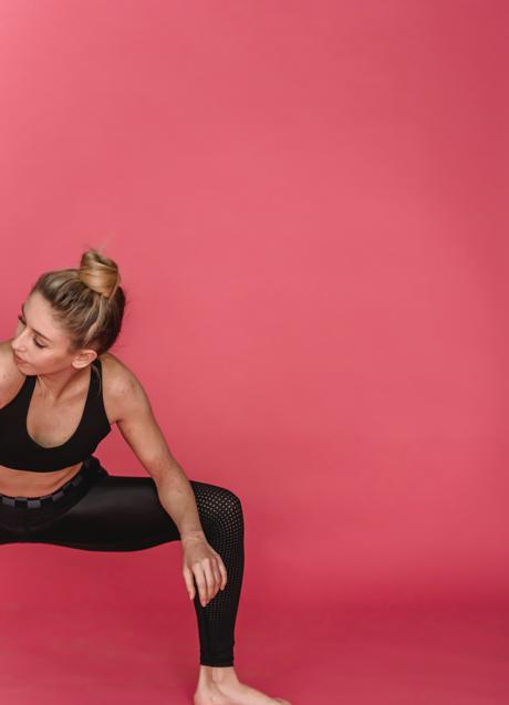 Imagen - Mujer haciendo sentadilla pliè/PEXELS