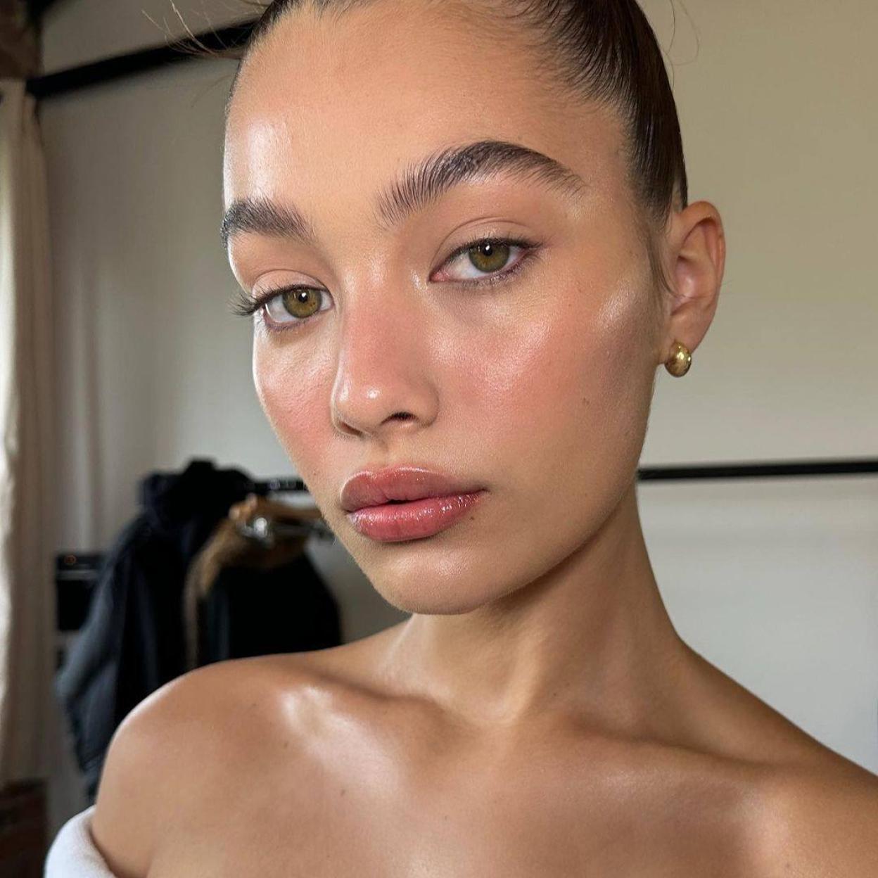 La modelo luce una piel tersa y radiante