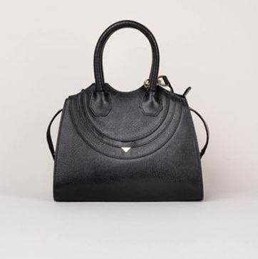 Imagen secundaria 1 - El vestido de Galcon, el bolso de Mauska y los pendientes de Carolina Herrera.