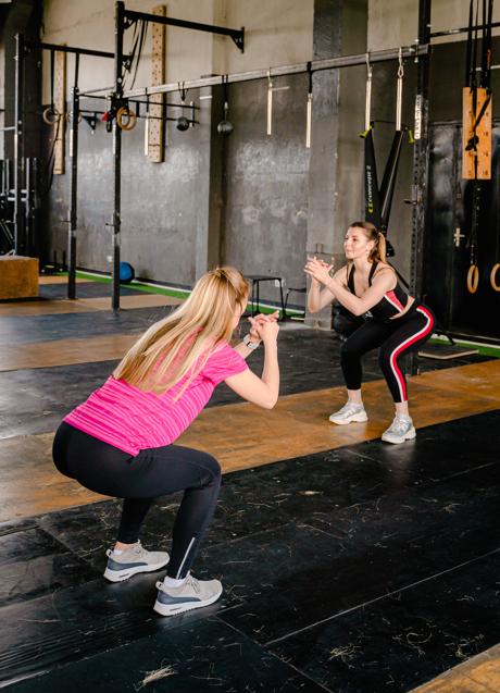 Imagen - Muejres haciendo sentadillas/PEXELS