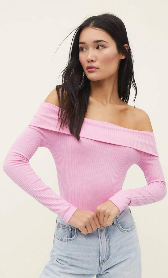 Camiseta de canalé con mangas largas, corte enatallado y escote recto con homrbos al descubierto, color rosa, de Stradivarius. Cómprala a 15,99 euros.