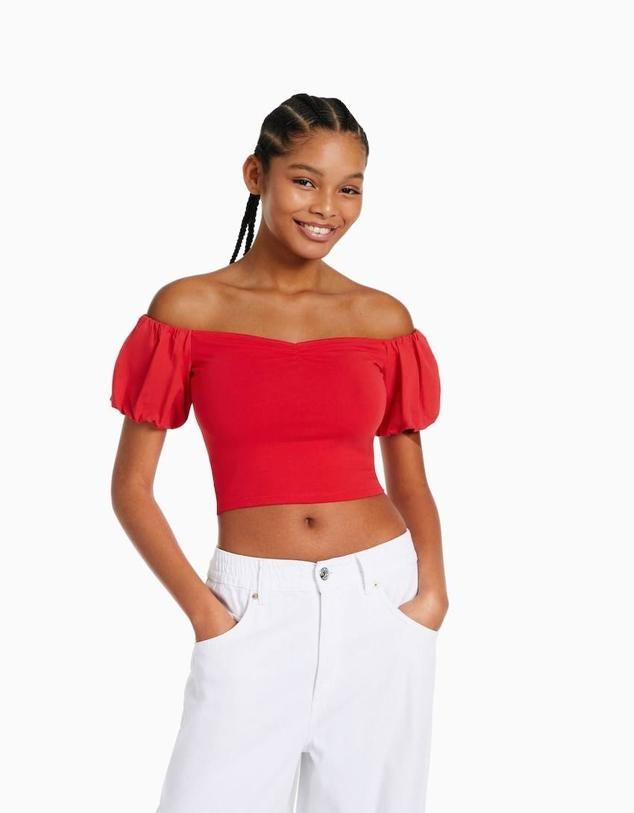 Camiseta cropped con mangas cortas abullonadas, hombros al descubierto y detalle fruncido, color rojo, de Bershka. Te costará 12,99 euros.