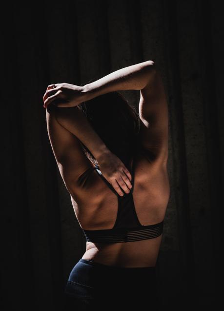 Imagen - Mujer con espalda tonificada/Foto de Morgan Petroski en Unsplash.