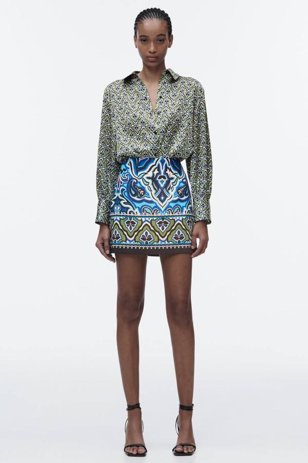 Minifalda recta con tiro alto y estampado en cenefas, tonos azul. La encontrarás a 27,95 euros.