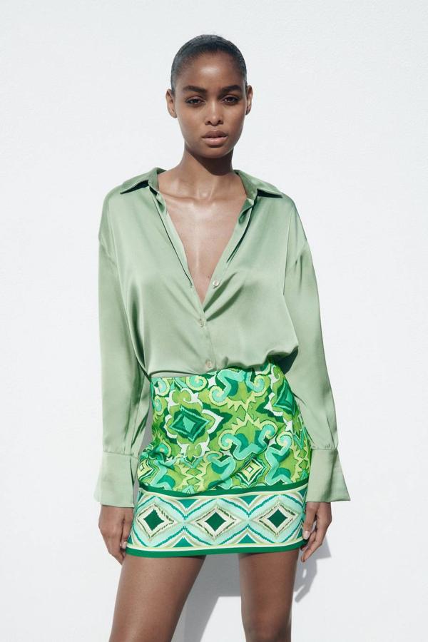 Falda corta con diseño recto, tiro alto y estampado combinado en tono verde. Hazte con ella a 27,95 euros.