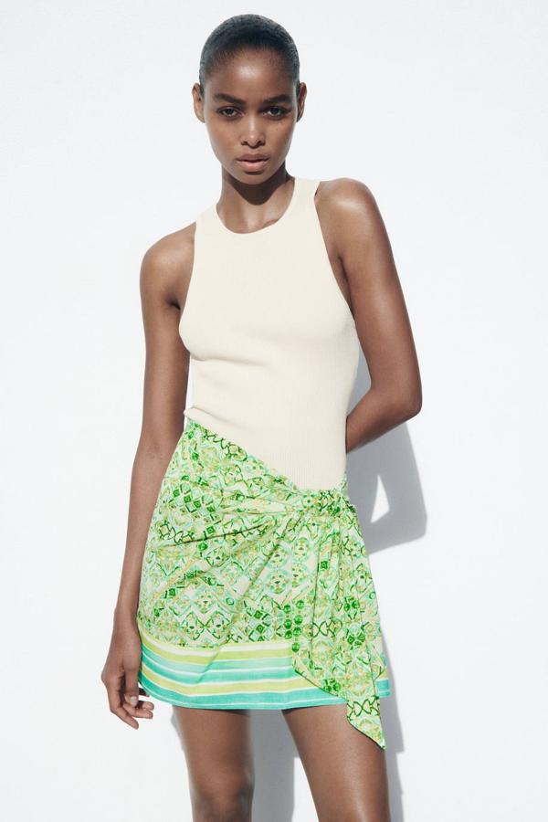 Minifalda tipo pareo con detalle de nudo en el delantero, tiro alto y estampado color verde. Consíguela por 25,95 euros.