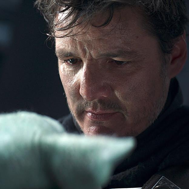 Pedro Pascal y Baby Yoda en la serie The Mandalorian. 
