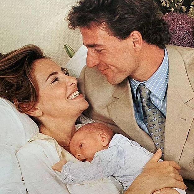 Ana Obregón y Alessandro Lecquio con su hijo Aless, recién nacido.