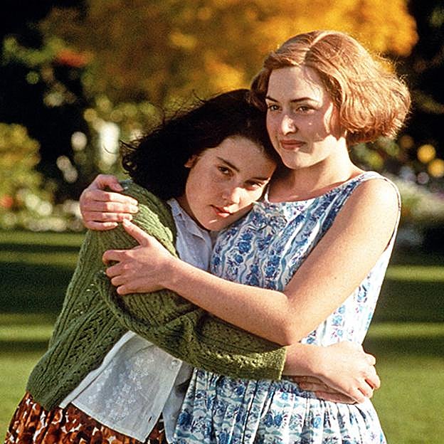 Melanie Kynske y Kate Wisnlet, en Criaturas celestiales, de Peter Jackson. 