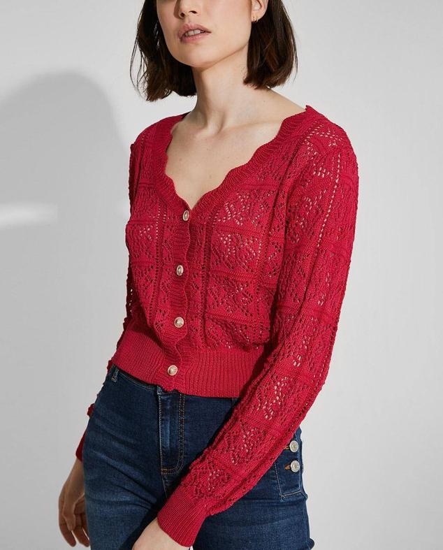 Chaqueta cropped en tejido de punto calado con escote de pico ondulado, manga larga y cierre de botones, color rojo, de Naëlle. Puedes encontrarla por 45,95 euros en El Corte Inglés.