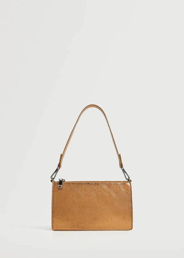 Bolso en tejido efecto piel metalizado con asa corta desmontable y cierre de cremallera, en bronce. Hazte con él a 4,99 euros.