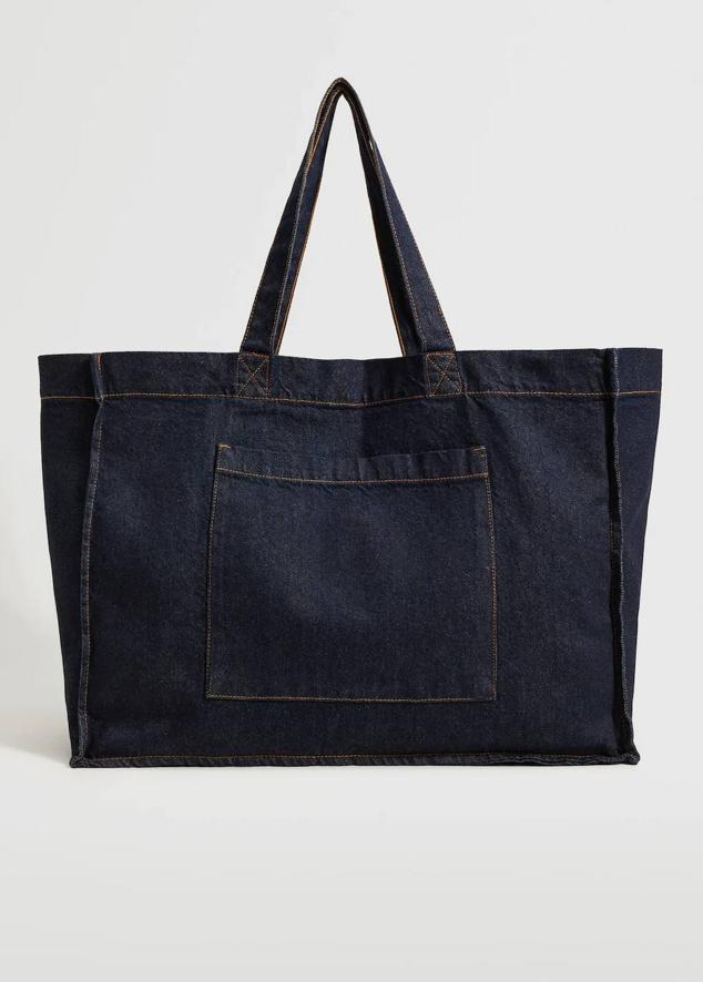 Bolso tipo shopper en tejido denim con bolsillos y doble asa, tono azul oscuro. Su precio es de 13,99 euros.