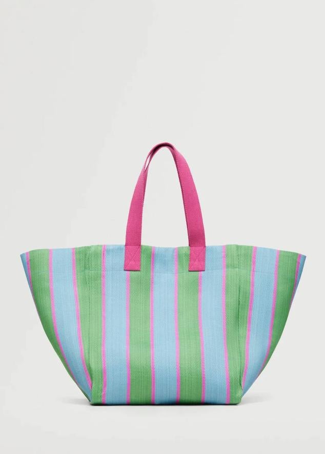 Bolso shopper grande con estampado a rayas multicolor, doble asa y bolsillos. Está disponible por 16,99 euros.