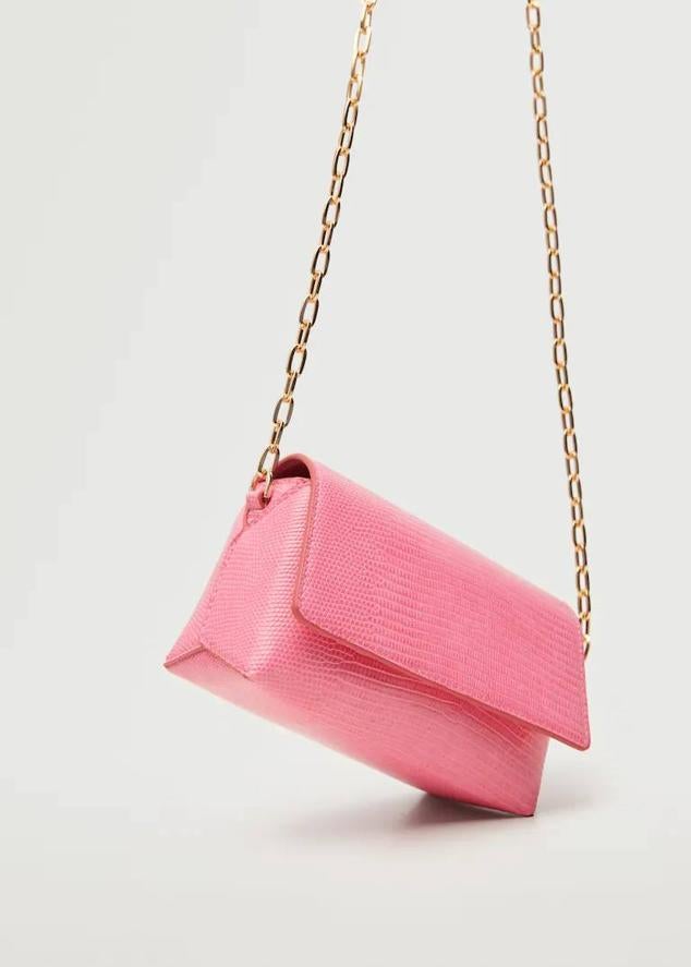 Bolso pequeño en tejido efecto piel grabado con solapa, cierre de imán y asa de cadena larga dorada, en rosa. Consíguelo a 9,99 euros.