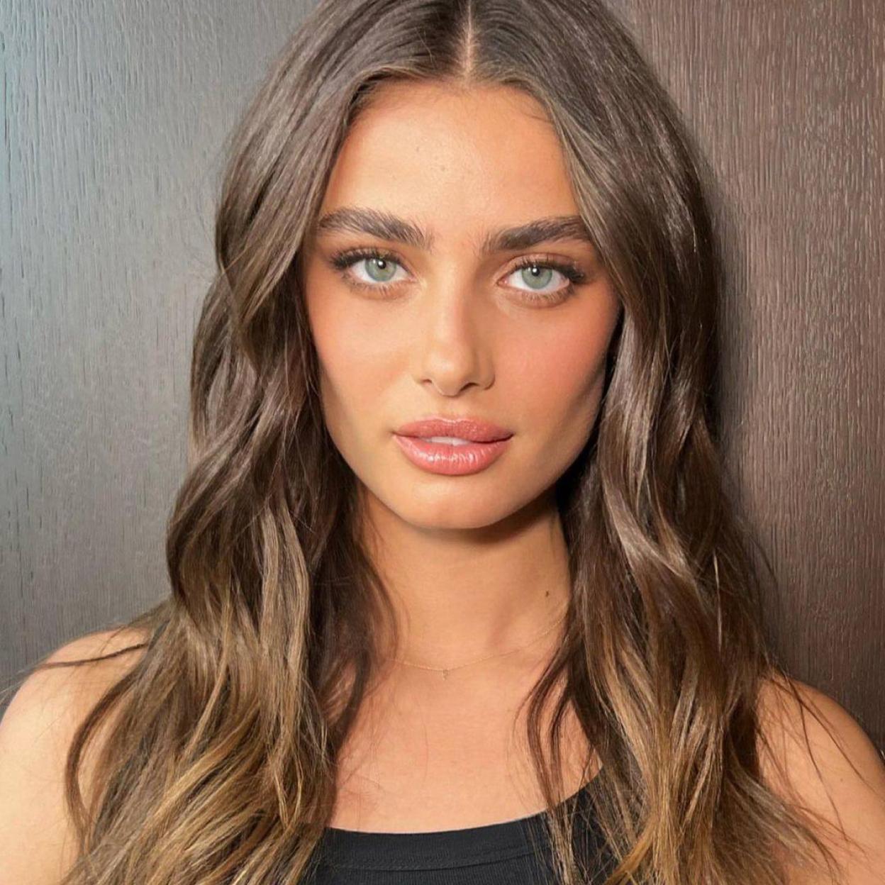 La modelo Taylor Hill con mirada joven