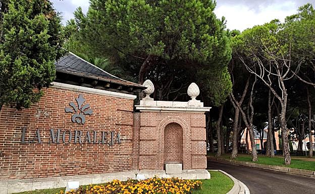 Entrada de La Moraleja, en Madrid. El barrio más caro de España.