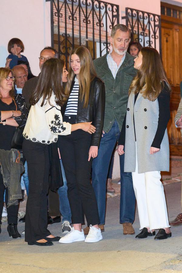 El look de Leonor en Chinchón no pasó desapercibido. Y aunque llamó la atención porque usó prendas de su madre la reina Letizia, lo cierto es que nuestra parte favorita eran los zapatos. Unos mules tipo mocasín destalonado en color negro de lo más cómodos y estilosos.