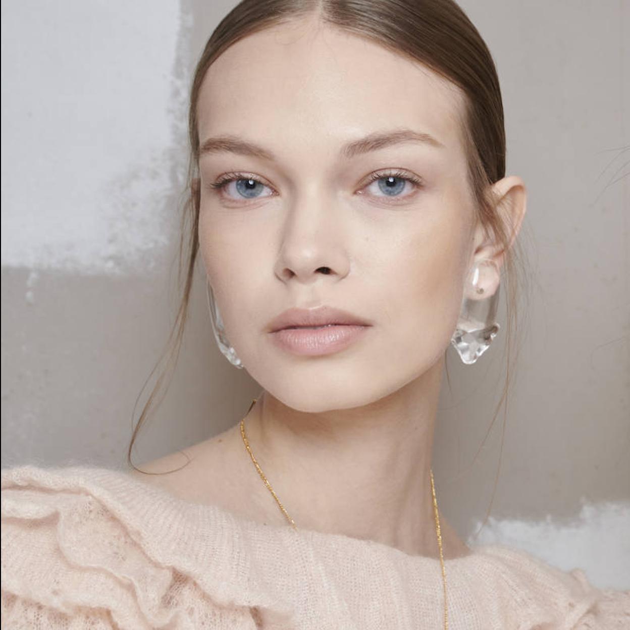 Modelo con mirada luminosa