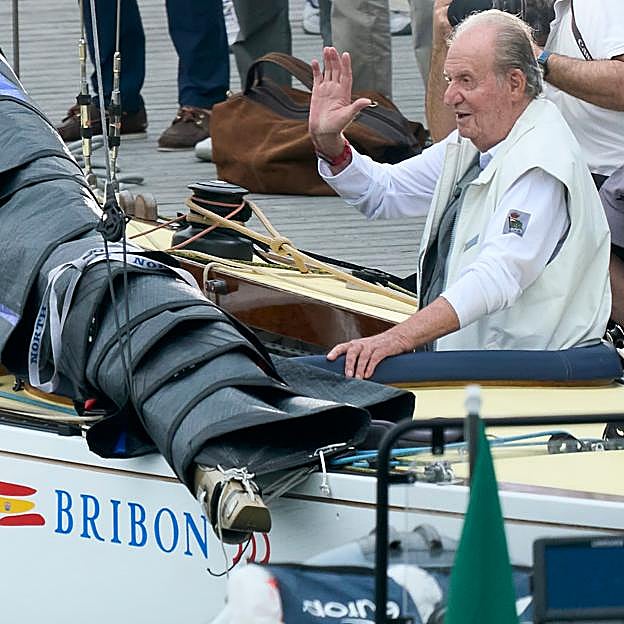 El rey emérito saludando en el Bribón