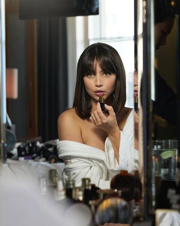 Otro atemporal que sigue estando entre las tendencias de melenas cortas en 2023. Las puntas apenas rozan las clavículas, con un corte despuntado. Una especie de long bob muy manejable y práctico que puedes recoger sin problemas. Es muy elegante, recto y con el largo perfecto para acentuar las facciones.