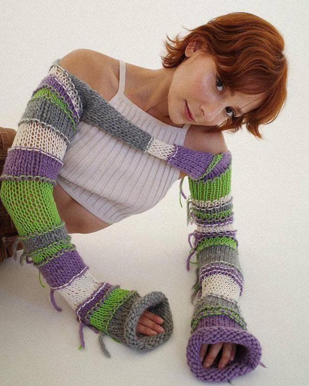 Para las atrevidas. Se trata de una mezcla de mullet por detrás y pixie por delante. El flequillo cae alrededor de la sien y la parte trasera puede llegar justo por encima de los hombros. Tiene estilo setentero y capas desordenadas, además de que acentúa mucho la mándibula y pómulos.