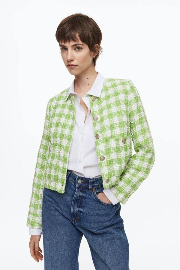 Chaqueta de tweed con manga larga, hombro marcado, cuello redondo, bolsillos y estampado de vichy verde claro, de H&M. Está disponible por 39,99 euros.