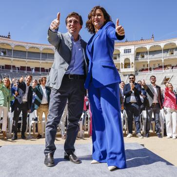 Imagen secundaria 1 - Isabel Díaz Ayuso con el traje azul de Bleis Madrid.