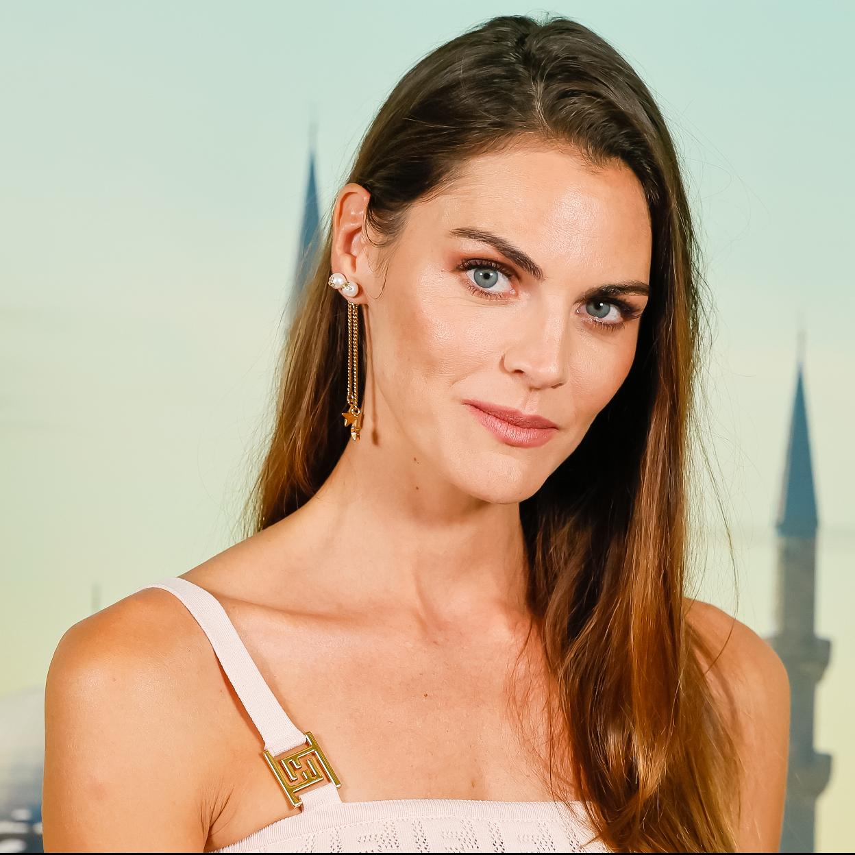 Amaia Salamanca con el pelo liso.