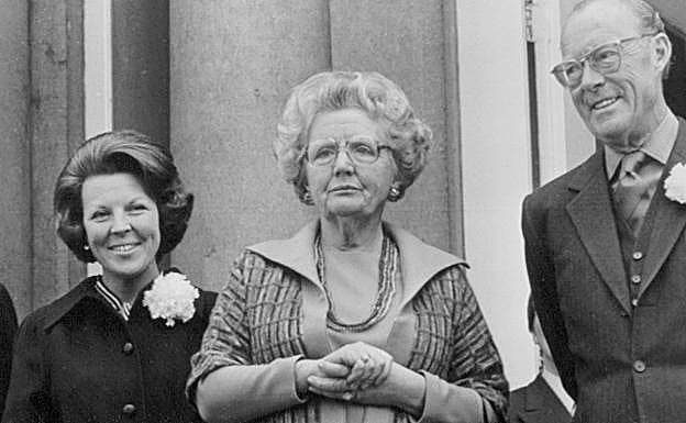 A la izquierda, la princesa beatriz de Holanda, observa a su padres, la reina juliana y el príncipe Bernardo de Lippe.