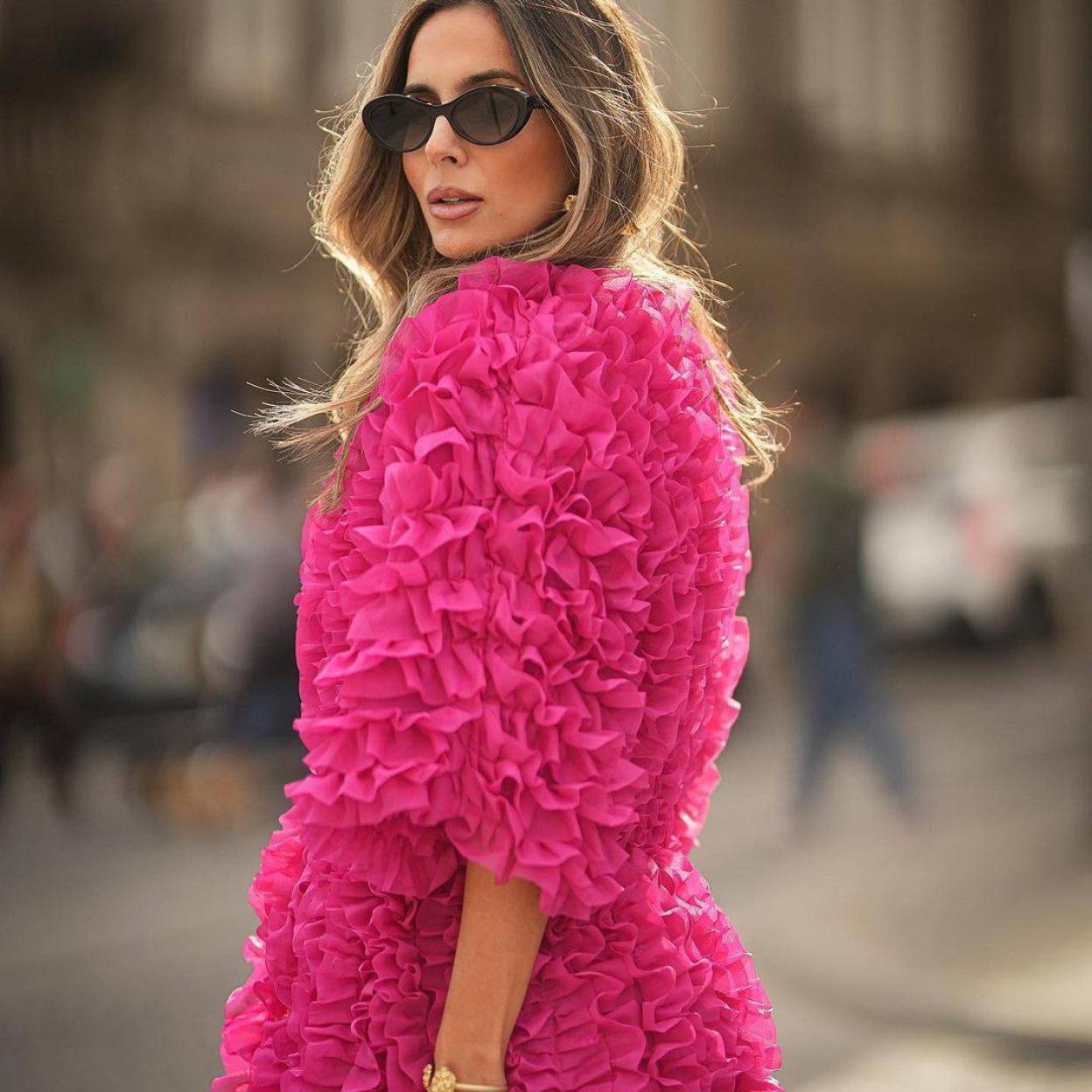 La influencer lleva la chaqueta de volantes fucsia viral de Zara