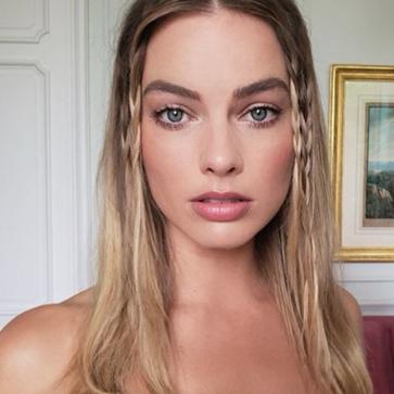 Imagen secundaria 1 - Hailey Bieber, Margot Robbie y Chiara Ferragni con el peinado de trenzas.