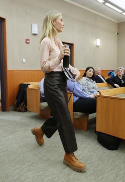 Imagen secundaria 2 - Los looks de Gwyneth Paltrow en su mediático juicio, paradigma del lujo silencioso.