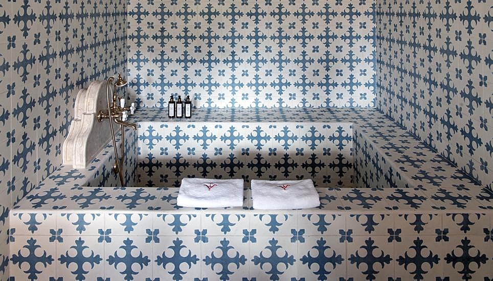 Bañera decorada con tradicional cerámica portuguesa del Hotel Vermelho Melides. 