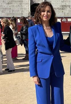Imagen secundaria 2 - Isabel Díaz Ayuso con el traje azul de Bleis Madrid.