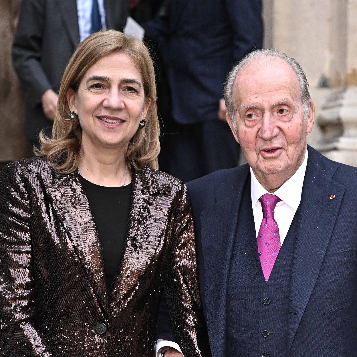 El rey Juan Carlos I en París con la infanta Cristina. 