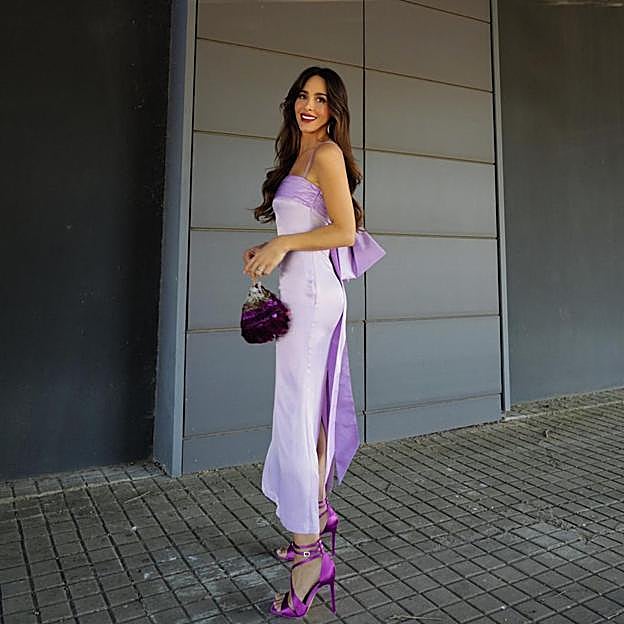 Imagen principal - Rocío Osorno demuestra lo bien que queda el vestido lila de Zara.