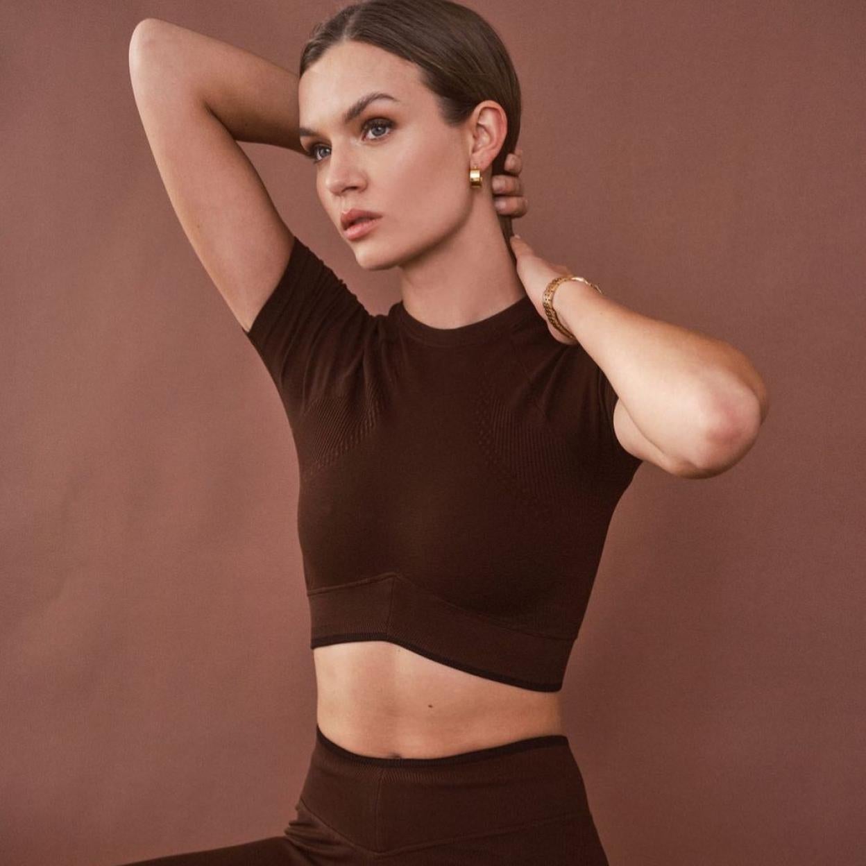 La modelo Josephine Skriver posando para su firma de ropa deportiva, Joja. 