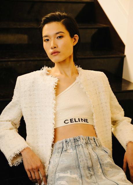 Imagen - La modelo Wendy Huang posa con top deportivo y chaqueta sofisticada de tweed.