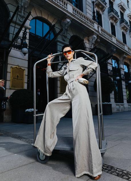 Imagen - Modelo posa a la entrada del hotel Four Seasons de Madrid con un estilismo de impacto.