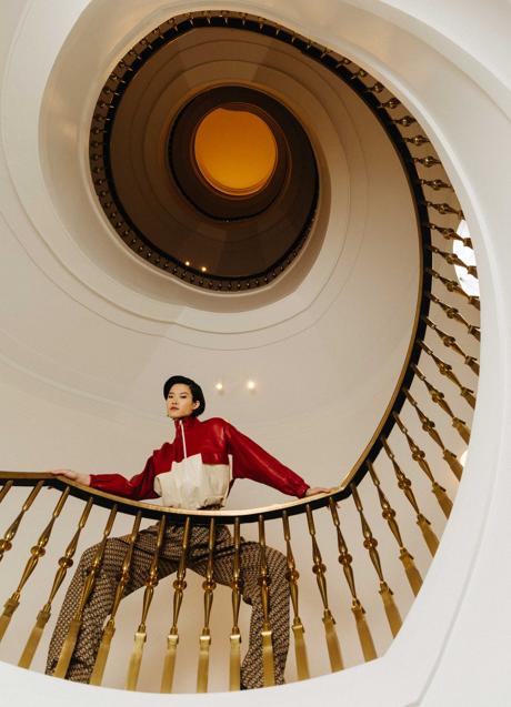 Imagen - Modelo posa en las escaleras del Hotel Four Seasons de Madrid.