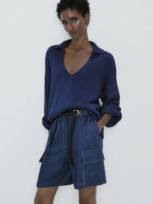 Polo con corte relajado, cuello solapa combinado con escote de pico amplio y manga larga ancha, en azul oscuro, de Massimo Dutti. Puedes comprarlo por 69,95 euros.