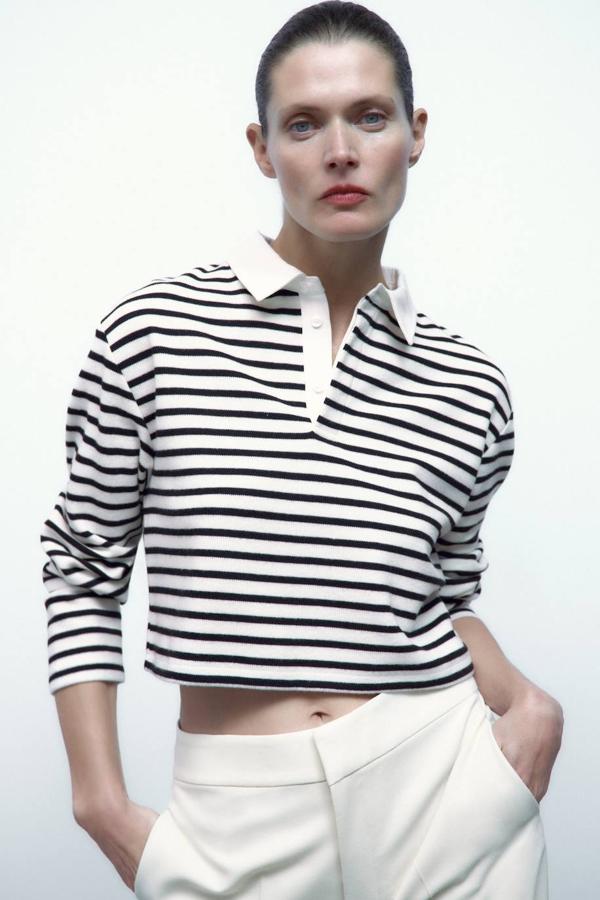 Polo corto con manga larga, cuello solapa, detalle de botones y estampado a rayas horizontales, de Zara. Hazte con él a 19,95 euros.