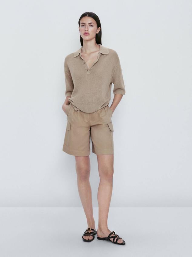 Polo en tejido de lino con cuello solapa, corte relajado, manga corta y cierre de botones, tono piedra, de Massimo Dutti. Cuesta 59,95 euros.