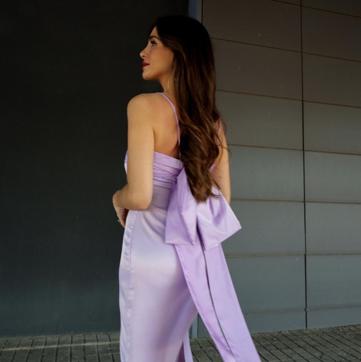 Imagen secundaria 1 - Rocío Osorno demuestra lo bien que queda el vestido lila de Zara.