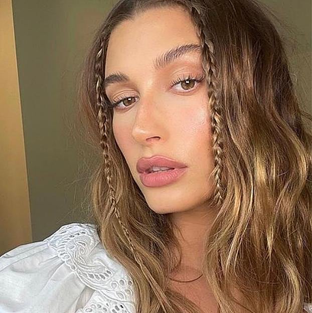 Imagen principal - Hailey Bieber, Margot Robbie y Chiara Ferragni con el peinado de trenzas.