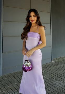 Imagen secundaria 2 - Rocío Osorno demuestra lo bien que queda el vestido lila de Zara.