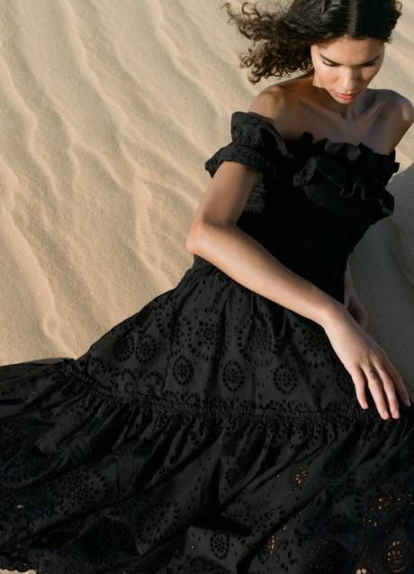 Imagen - Vestido negro con bordados y perforados de Zara