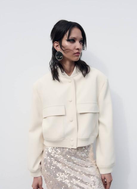Imagen - Bomber con maxi bolsillos color crudo